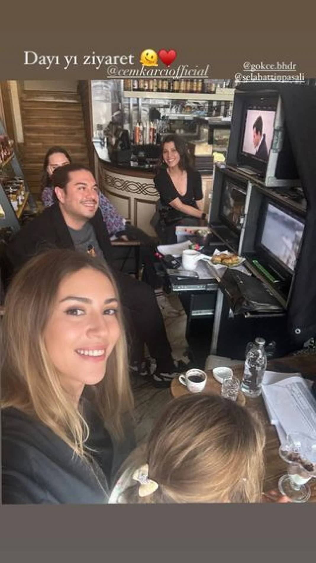 Yıllardır ekranlardan uzak kalan Sinem Kobal dizi setinde! Sürpriz paylaşım herkesi heyecanlandırdı 4